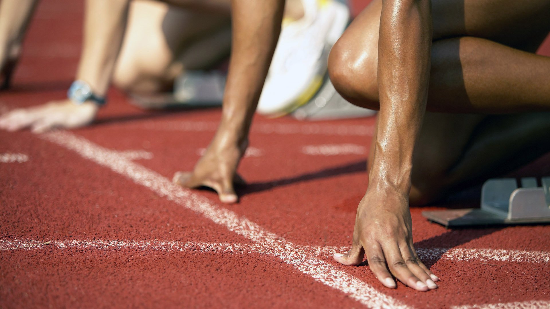 “未来已现：智能赛车引领速度革新”，未来的智能车